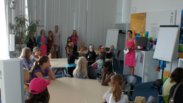 Junge Teilnehmerinnen beim EXCITE Camp für technikbegeisterte Mädchen
