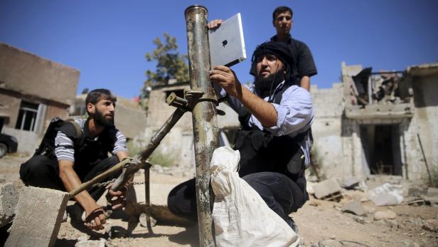 Syrische Rebellen nutzen ein iPad, um einen selbstgebauten Mörser auf das Ziel auszurichten