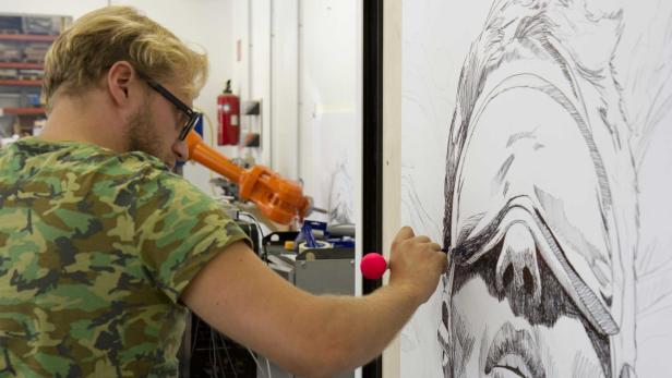 Alex Kiessling malt und der Roboter macht jede Stift-Bewegung nach