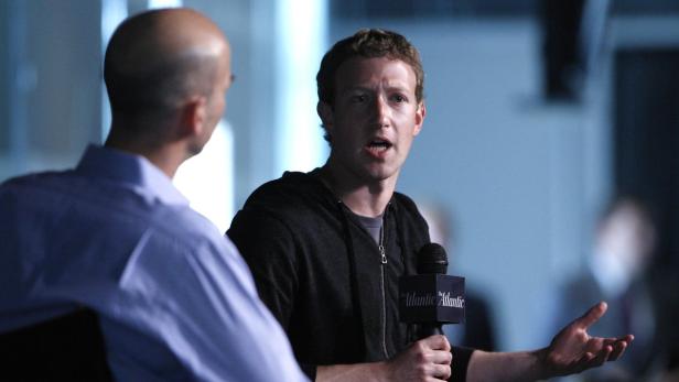 Facebook CEO Mark Zuckerberg spricht in Washington mit James Bennet vom Atlantic Magazine