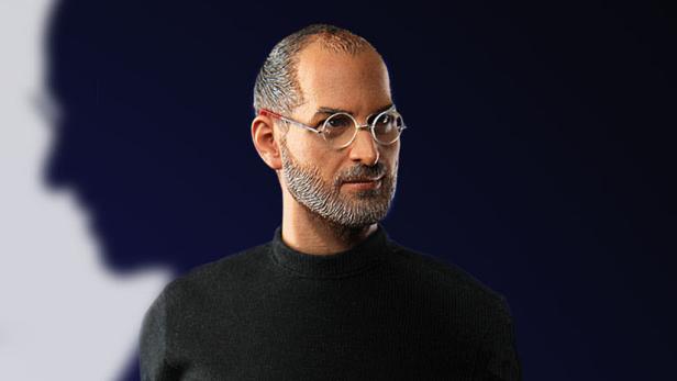 Der im Jahr 2011 verstorbene Apple-Gründer Steve Jobs war ausschließlich in einem schwarzen Wollkragenpullover, Levi&#039;s-Jeans und Turnschuhen der Marke New Balance zu sehen.