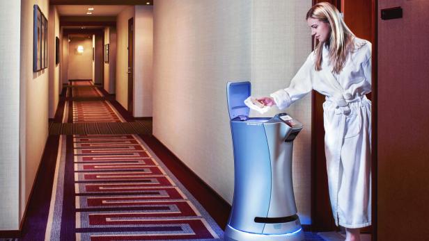 Der Hotel-Roboter Relay von Savioke beim Zimmerservice