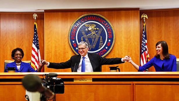 In den USA haben sich Netzaktivisten mit ihren Forderungen, das freie Internet zu sichern, durchgesetzt. Das Bild zeigt FCC-Chef Tom Wheeler mit den zwei Kommissarinnen, die für mehr Netzneutralität gestimmt haben.