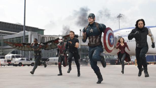 Team Captain America stürmt auf Team Iron Man zu
