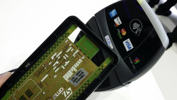 Erst kürzlich konnte AMS seinen NFC-Booster so verkleinern, dass er auch in Wearables wie der Apple Watch problemlos Platz findet