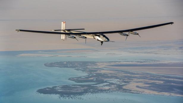 Solar Impulse 2 soll rund 35.000 Kilometer rund um den Globus fliegen