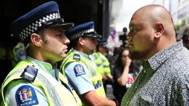 So ernst wie hier gibt sich die neuseeländische Polizei im Facebook-Video nicht