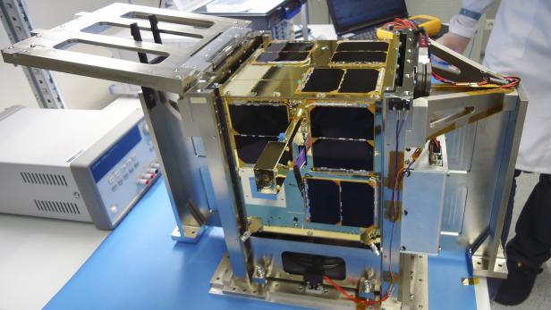 STEIERMARK: ÖSTERREICHISCHER NANO-SATELLIT Auch Ösrterreich baut Minisatelliten: "TUGSAT 1" der Technische Universität Graz