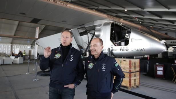 Andre Borschberg (li.) und Bertrand Piccard (re.) vor Solar Impulse 2