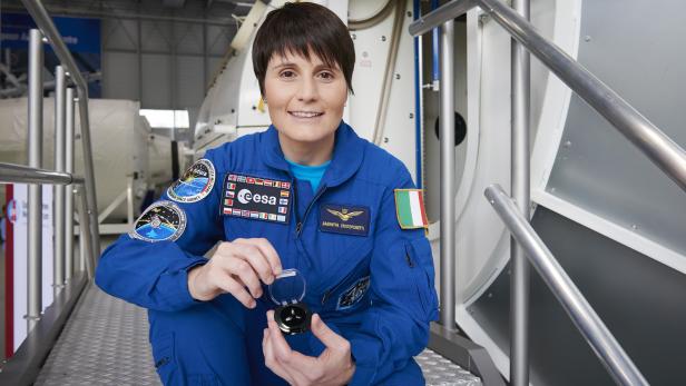 Samantha Cristoforetti mit den drei kleinen &quot;Tiuterra&quot;-Kristallen, die sie mit zur ISS nehmen wird