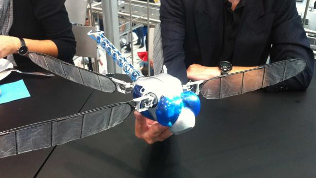 Der BionicOpter ähnelt einer Libelle.