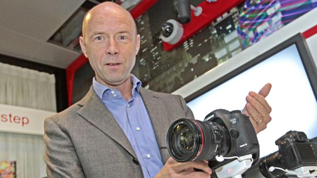 „Wir wollen in allen Bereichen, in denen wir tätig sind, ein Top-3-Player sein“, sagt Canon-Österreich-Chef Peter Saak. Der Umsatzrückgang in der Digitalfotografie soll u.a. mit dem neuen Standbein Netzwerkkameras aufgeholt werden.