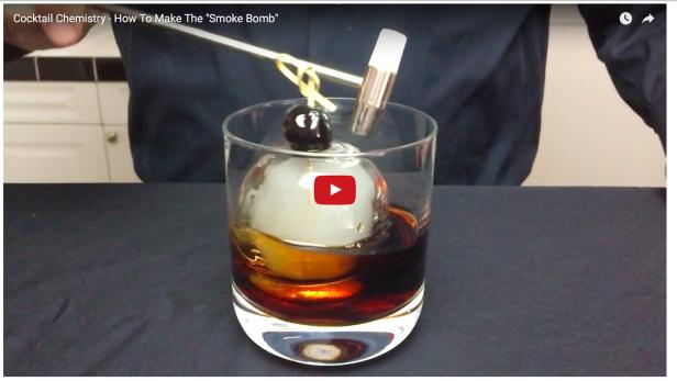 Das Video vom Cocktail Chemistry Lab zeigt einen rauchenden Cocktail.