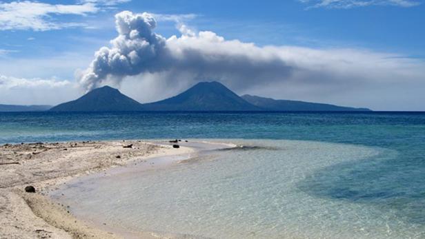 Dieser Vulkan brach am 29. August aus - ein Mann filmte die Szene vom Boot aus.