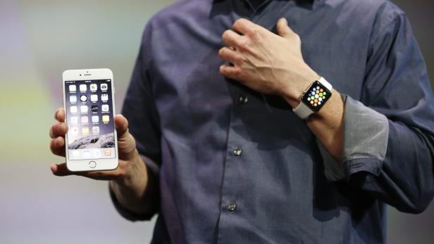 Apple CEO Tim Cook mit neuen Gadgets