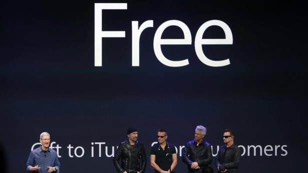 U2 mit Apple CEO Tim Cook.