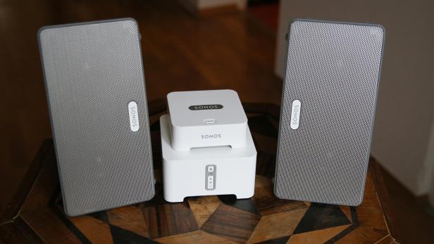 Kabelloses Musikstreaming mit zwei Sonos Play:3 Lautsprechern, dem Sonos Connect und der Sonos Bridge