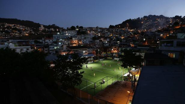Fußballplatz in Brasilien wird durch Energie der Spieler beleuchtet