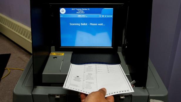 Ein optischer Scanner zum Auszählen der Stimmzettel wird für die US-Wahl vorbereitet.