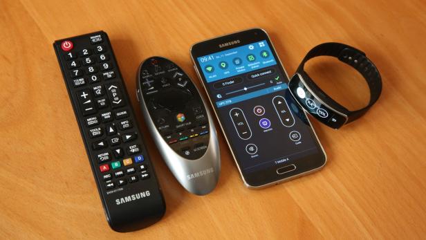 Vier mal Fernsteuerung: Normal, Smart Remote, Smartphone-App, App an der Smartwatch