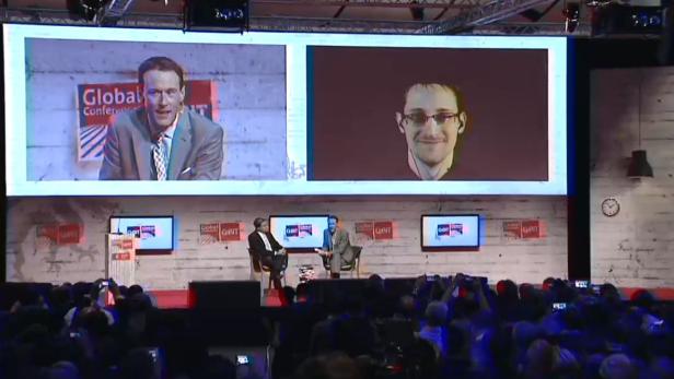 Glenn Greenwald war auf der CeBIT Podiumsgast, Edward Snowden wurde per Videokonferenz zugeschalten.