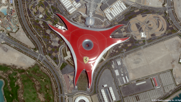 Eine Satellitenaufnahme von SkySat-1 der Ferrari World in Abu Dhabi
