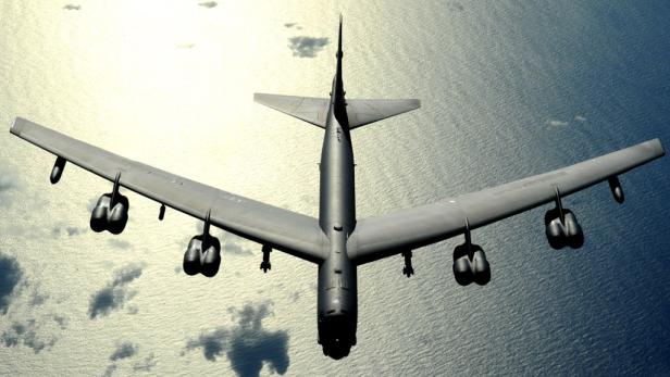 Am 15. April 1952 hob der erste Prototyp eines Bombers ab, der bis heute zu den größten der Welt zählt: B-52. Obwohl selbst die heute aktiven B-52-Modelle 50 Jahre und mehr auf dem Buckel haben, sollen sie bis 2040 im Dienst verbleiben. Die B-52 ist jetzt schon das längstdienende Militärflugzeug der Welt.