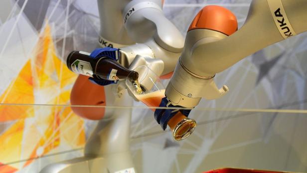 Eindeutig deutsch: Der Kuka-Roboter schenkt Bier ein