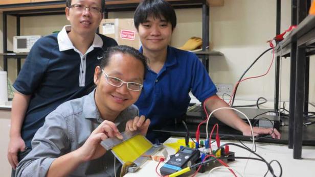 Robotikforscher Adrian Koh (vorne) mit zwei seiner Teammitglieder