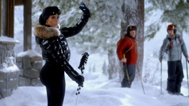 Kim Kardashian zeigt sich in einem der Superbowl-Werbespots von T-Mobile ironisch selbstverliebt
