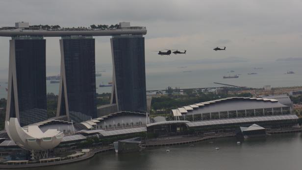 Ein Teil der Air Force Flotte kreist rund um die Innenstadt von Singapur. Hier fliegt sie gerade aufs Marina Bay Sands zu.