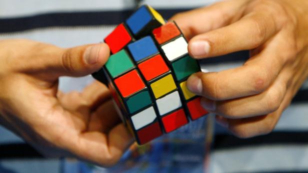 Eine der beliebtesten und kniffligsten Spielzeuge: Der Rubik-Würfel.