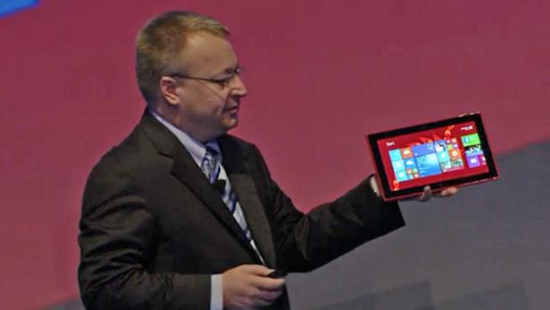 Stephen Elop mit dem Tablet Lumia 2520