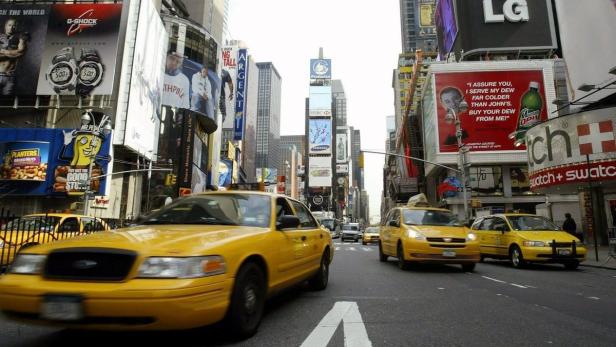 Die berühmten gelben Taxis am Times Square in New York
