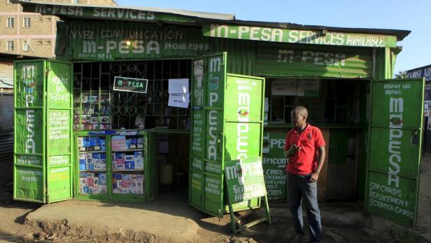 Mit M-Pesa kann in Kenia und Tansania selbst in den kleinsten Geschäften am Straßenrand bezahlt werden