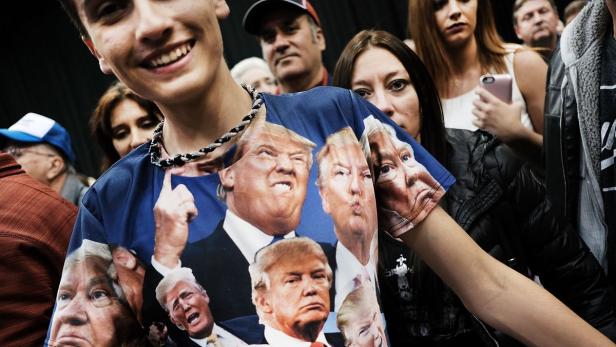 Teenager mit Donald Trump T-Shirt