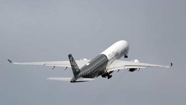 Ein Airbus A350 hebt ab (Symbolbild)