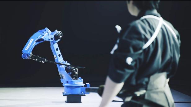 Der Roboter Motoman-MH24 ist eigentlich in der industriellen Medizintechnik tätig, kann aber auch gut mit dem Katana umgehen