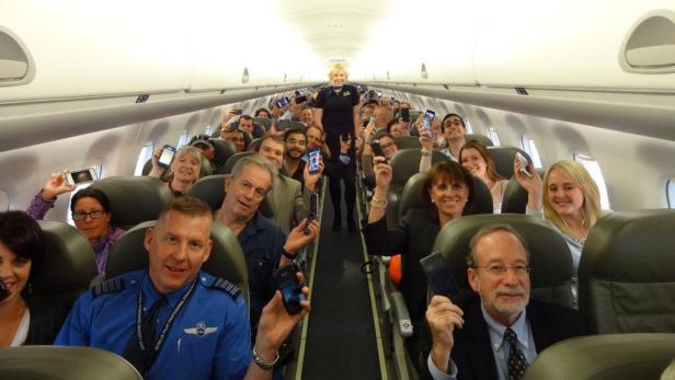 JetBlue feiert die neuen Richtlinien der FAA zur Verwendung von elektronischen Gerät während des Starts und der Landung mit diesem Twitter-Foto.