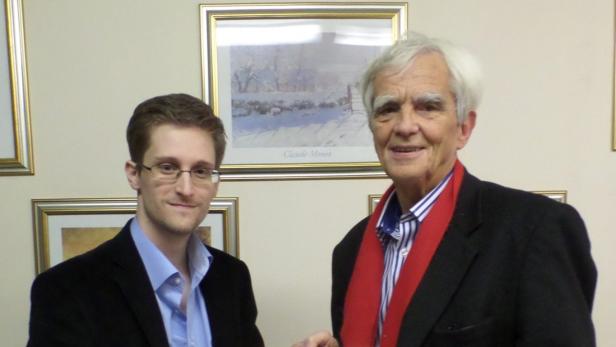 Whistleblower Edward Snowden und der deutsche Grünen-Abgeordnete Ströbele in Moskau