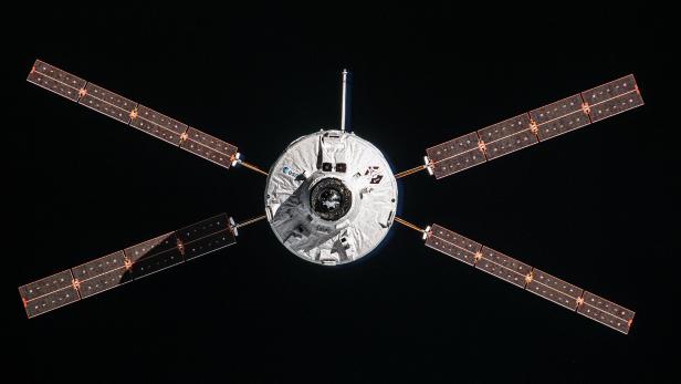 der Weltraumtransporter ATV-4 Albert Einstein beim Andocken an die ISS