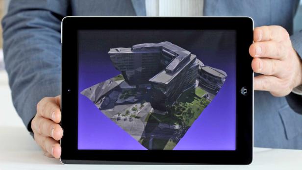 Ein per Drohne erstelltes 3D-Gebäudemodell auf dem Tablet