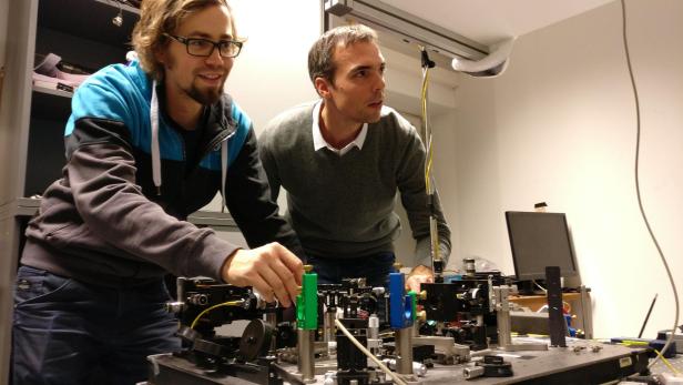 Thomas Scheidl, rechts, und Doktoratsstudent Johannes Handsteiner, links, in ihrem Labor