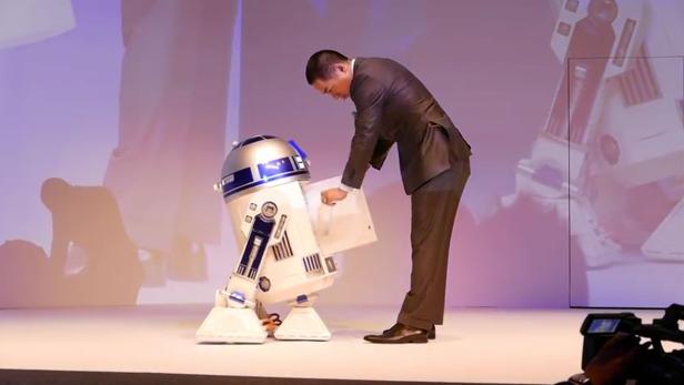 Seinen Inhalt gibt der R2-D2-Kühlschrank über eine Klappe an der Vorderseite preis