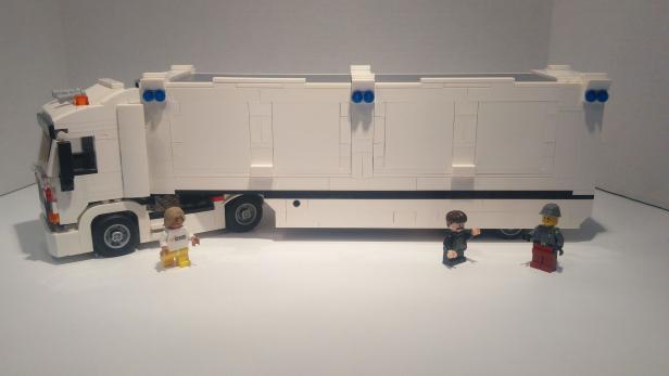 Amazons Daten-Truck Snowmobile als Lego-Version