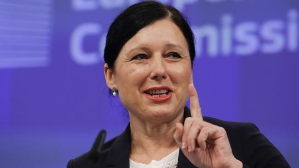 EU-Justizkommissarin Vera Jourova macht den Internetkonzernen Druck