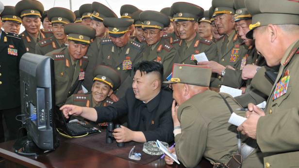 Nordkoreas Führer Kim Jong-un, kurz bevor er den aktuellen Exploit entdeckt und mehrere Programmierer &quot;verschwinden&quot; lässt (Symbolbild)