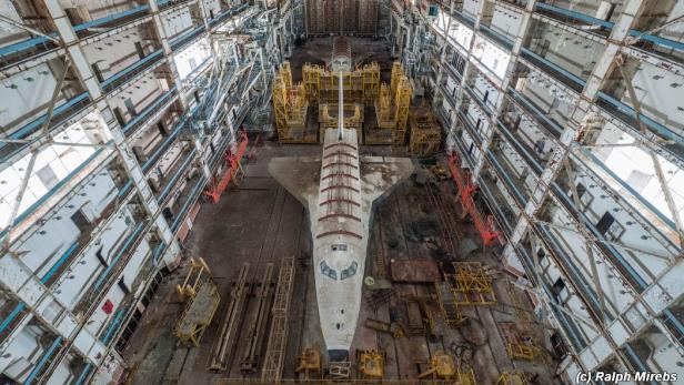 Ralph Mirebs hat beeindruckende Fotos vom Baikonur Kosmodrom veröffentlicht. In dem aufgelassenen Weltraumbahnhof befinden sich zwei russische Space Shuttles
