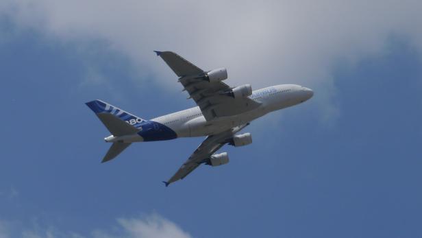 Der Airbus A380 mit voll ausgefahrenen Auftriebsklappen im langsamen Flug