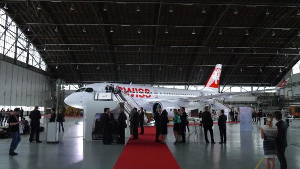 Swiss und Bombardier präsentieren den neuen Regionaljet CS100 in einem eigenen Hangar am Flughafen Zürich